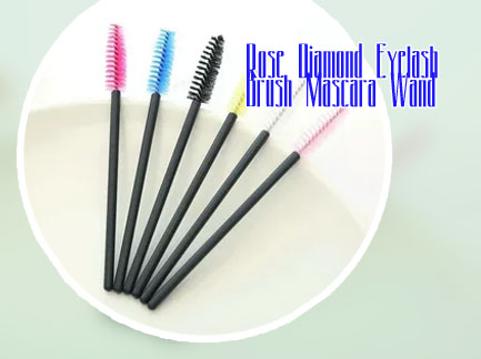 Mascara applicator brush